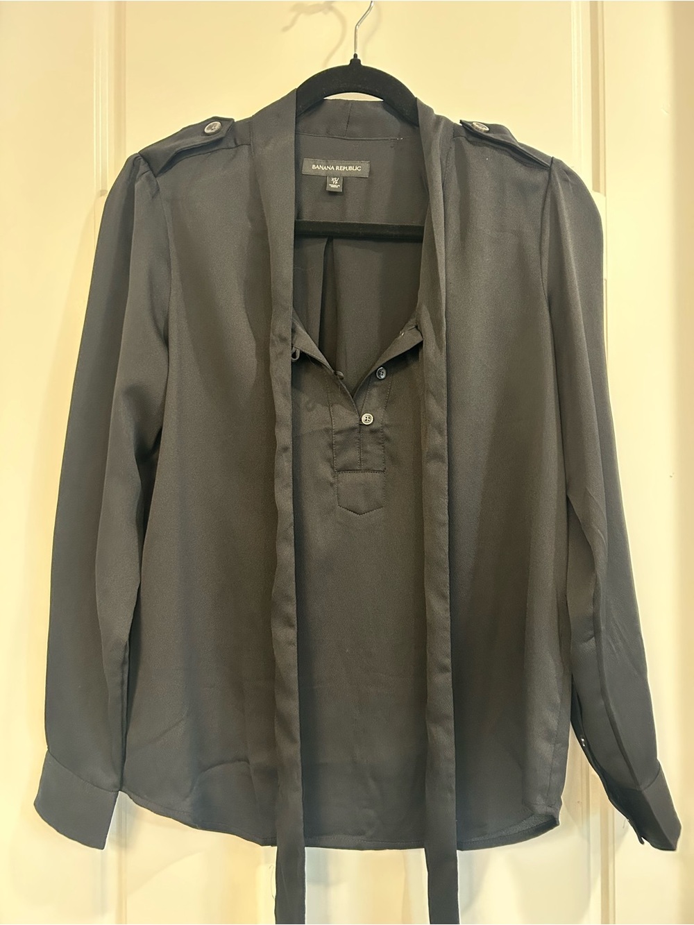 Banana Republic women’s Black Tie-Neck Dress Shirt